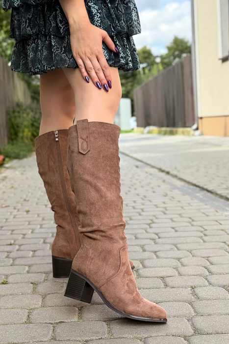 Бежеві замшеві чоботи на високих підборах від M.Daszyński