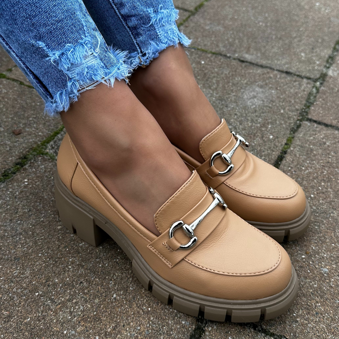 Бежеві мокасини з пряжкою на платформі від M. Daszyński