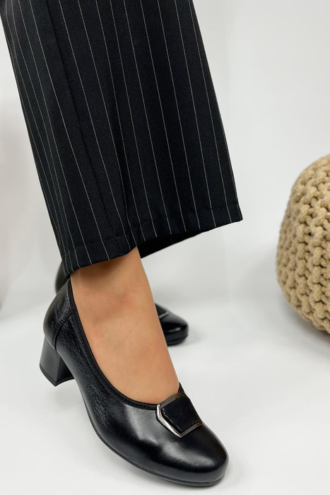 Чорні шкіряні човники на колодці з декором