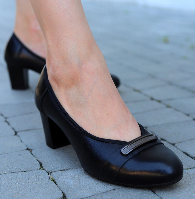 Човники жіночі шкіряні з чорним декором