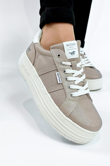 Жіночі кросівки бежевого кольору на товстій платформі зі шнурівкою