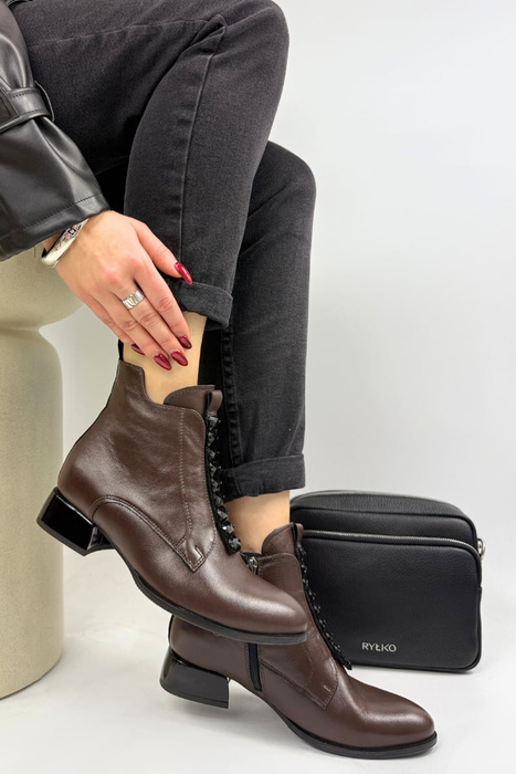 Чорні жіночі короткі шкіряні ботильйони Kordel на високому каблуці