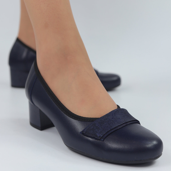 Темно-сині шкіряні туфлі на низькому каблуці Galant
