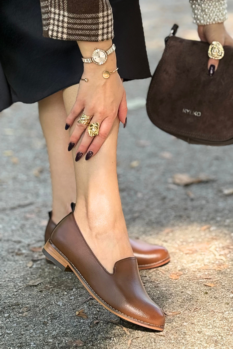 Чорні туфлі з перфорованою танкеткою 