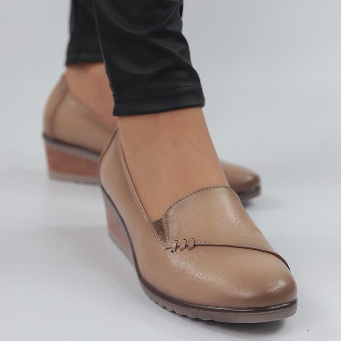 Бежеві жіночі туфлі на танкетці Potocki 